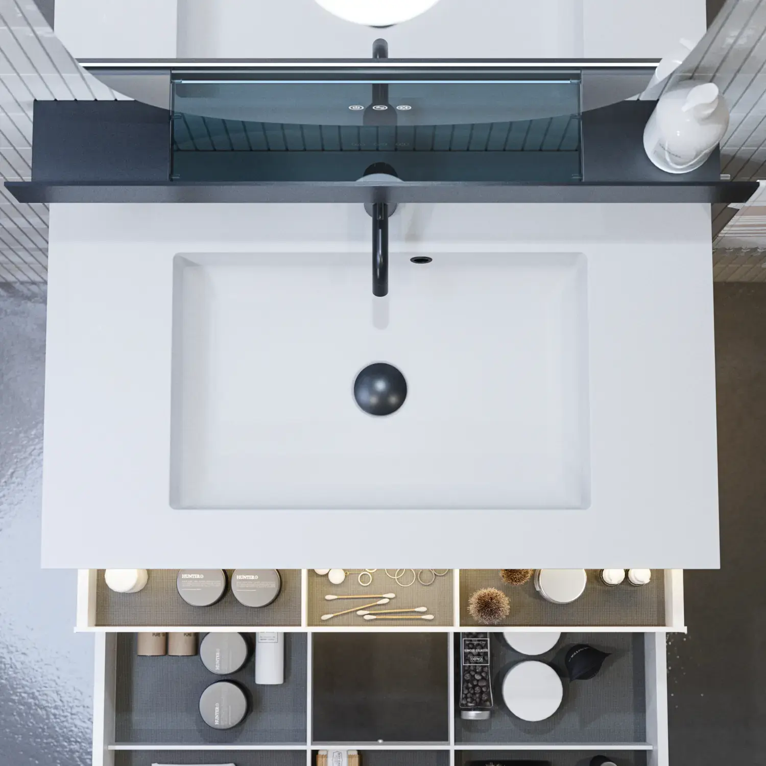 Stilfull baderomsinspirasjon med beige servantskap med innerskuff, overskap, åpen hylle, ovalt speil med belysning, matchende pendler, hylle under speilet, og vegghengt toalett. Vegger med lyse, avlange fliser.