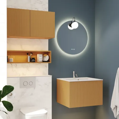 Lite, stilfullt baderom med mørkeblå vegger, myke gule baderomsmøbler med riller, og elegant rundt speil med lampe.