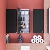 Stor baderomsinspirasjon med baderomsmøbler i Black Structure med elegante servanter og vakre speilskap med integrert belysning, terrazzogulv og røde vegger og fliser som gir et moderne og symmetrisk uttrykk.