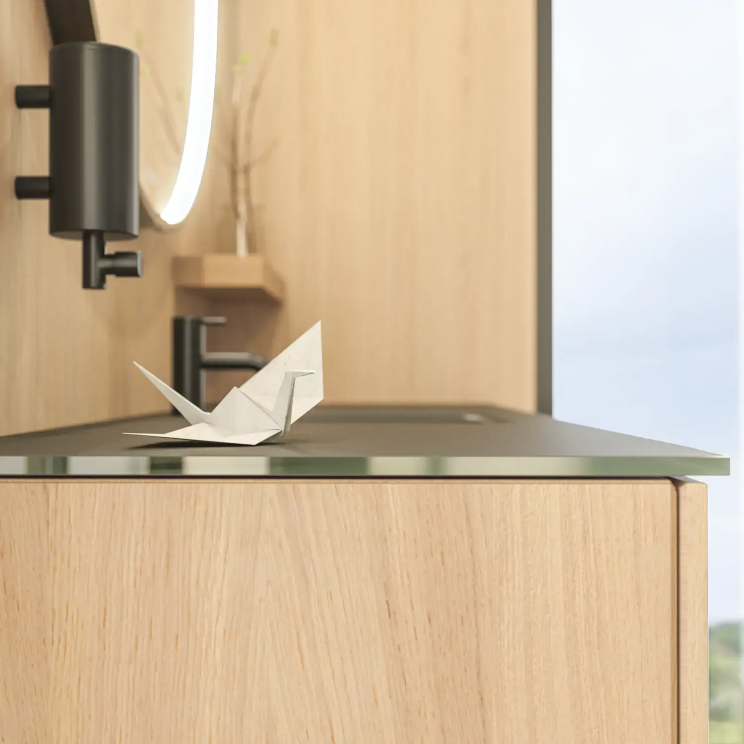 Stilfullt baderom i skandinavisk og japandi stil med lyse trevegger, rundt speil og minimalistiske baderomsmøbler.