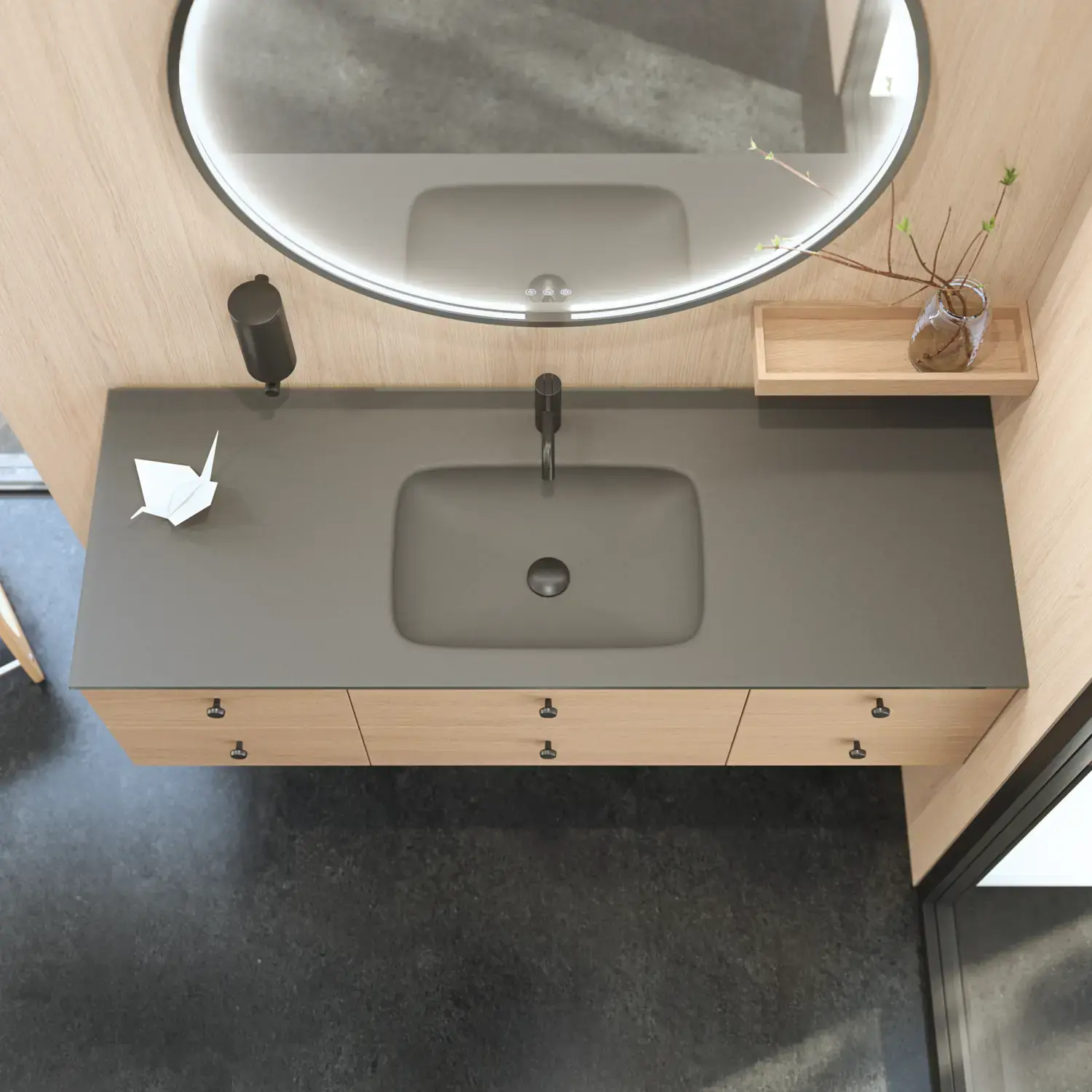 Stilfullt baderom i skandinavisk og japandi stil med lyse trevegger, rundt speil og minimalistiske baderomsmøbler.