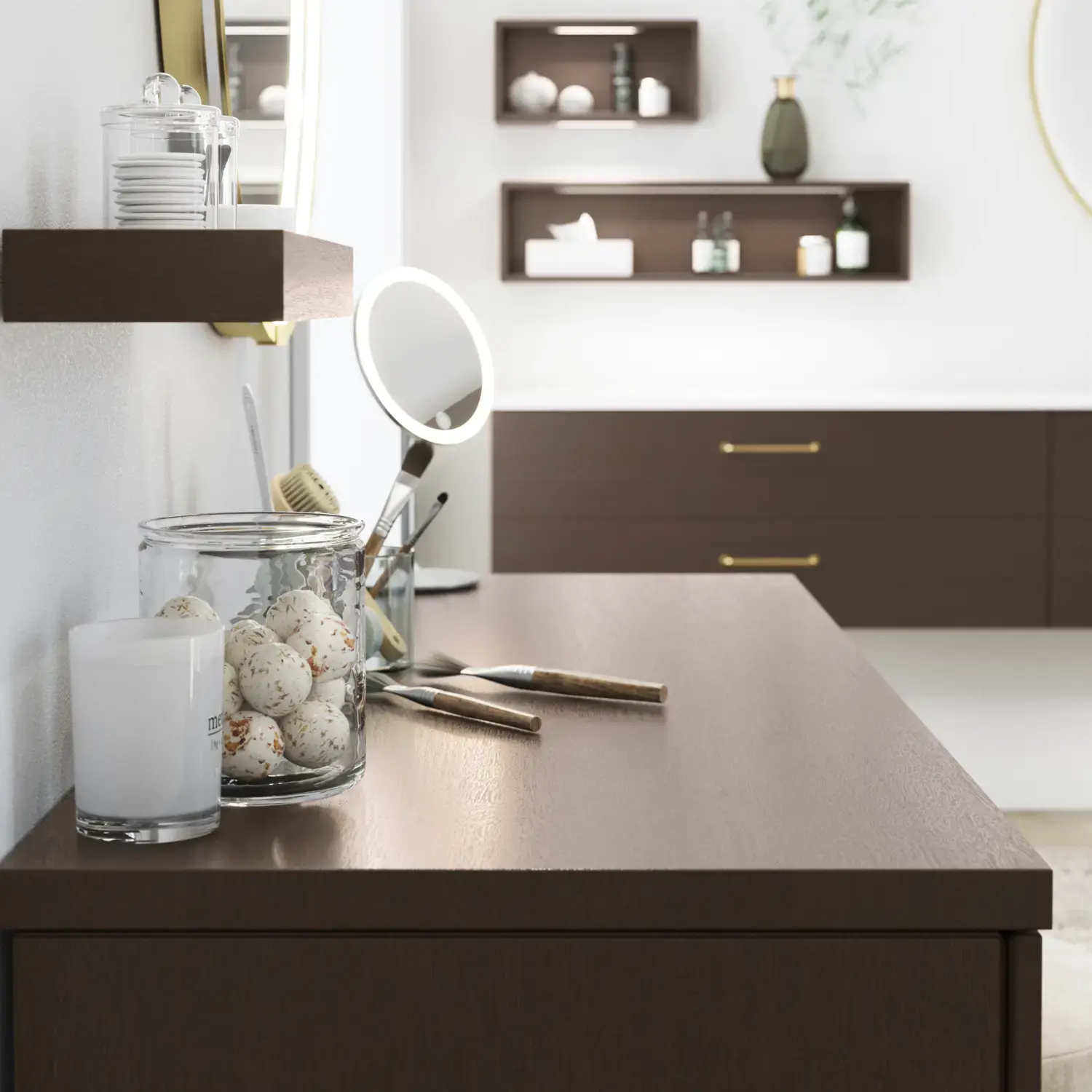 Nordisk stil baderomsinspirasjon med servantskap og underskap i røkt eik, sminkeplass, sideplassert servant, rundt speil med messingramme og synlige sjarmerende trebjelker.