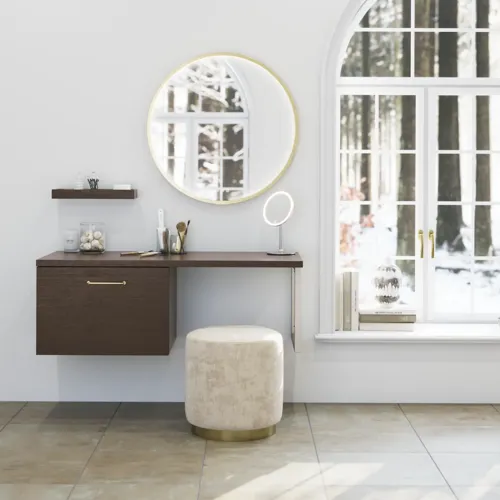 Nordisk stil baderomsinspirasjon med servantskap og underskap i røkt eik, sminkeplass, sideplassert servant, rundt speil med messingramme og synlige sjarmerende trebjelker.