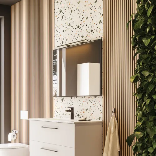 Stor baderomsinspirasjon med baderomsmøbler i matt hvitt med elegant servant og firkantet speil med svart kant og lampe, terrazzovegg og -gulv og planter på veggen for et moderne og sofistikert uttrykk.