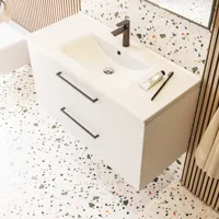 Stor baderomsinspirasjon med baderomsmøbler i matt hvitt med elegant servant og firkantet speil med svart kant og lampe, terrazzovegg og -gulv og planter på veggen for et moderne og sofistikert uttrykk.