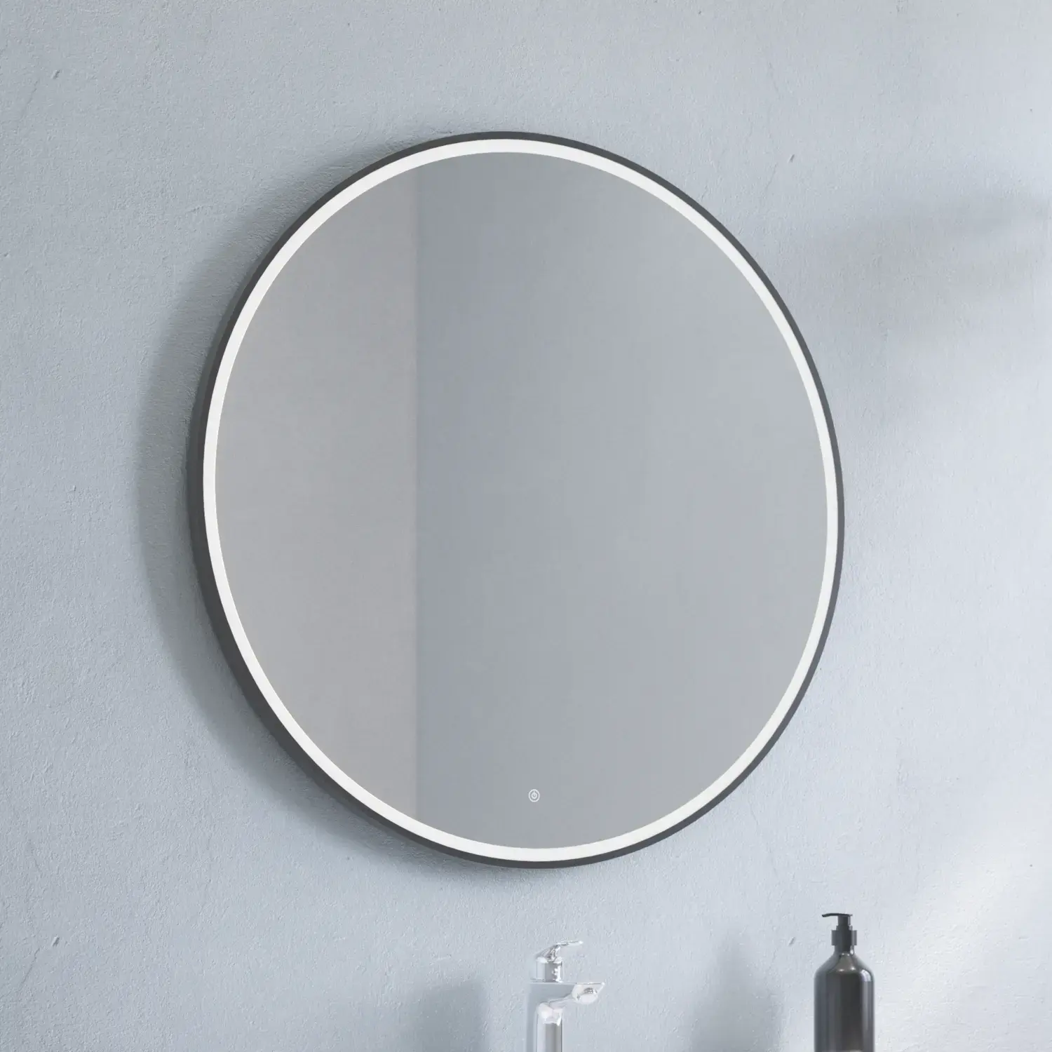 Stor baderomsinspirasjon med servantskap i varm eik med elegant servant, krom håndtak og vakkert rundt speil med svart kant og lys, fiskebeinsgulv og grå vegger for et moderne uttrykk.