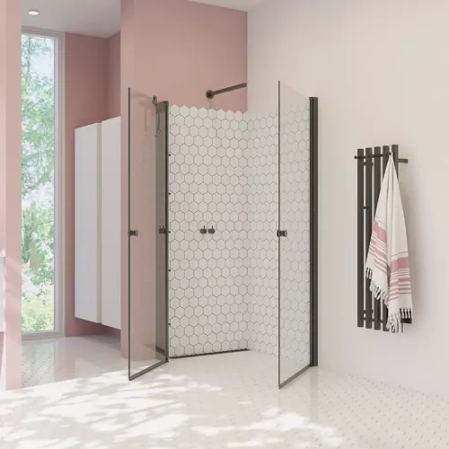 Stor baderomsinspirasjon med hvite baderomsmøbler, firkantet speil, og dusjskjerm med slagdører med klart glass og profiler i matt sort, samt elegant elektrisk oppvarmet håndklestativ.