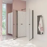 Stor baderomsinspirasjon med hvite baderomsmøbler, firkantet speil, og dusjskjerm med slagdører med klart glass og profiler i matt sort, samt elegant elektrisk oppvarmet håndklestativ.