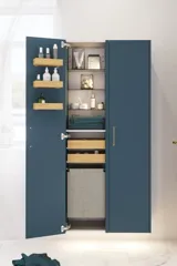 Baderomsinspirasjon med baderomsmøbler i moderne blå farge, elegant bordstående vask og stort firkantet speil med lys, hvite fiskebensfliser gir et stilfullt og klassisk uttrykk