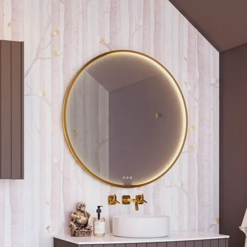 Inspirerende baderom med spesiallagde lilla skap med elegante riller, stilfull benkeplate og frittstående vask, stort speil med messingkant, fliser og vegger i lilla nyanser gir et romantisk og feminint preg