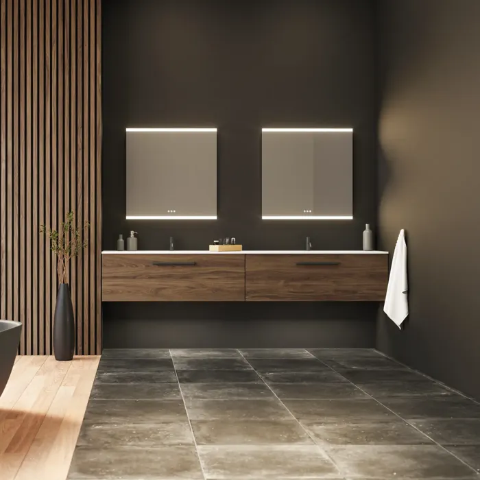 Stor baderomsinspirasjon med servantskap og trelameller i brun eik, frittstående badekar, og firkantede speil med lys, elegant dobbelservant gir et moderne og symmetrisk utseende