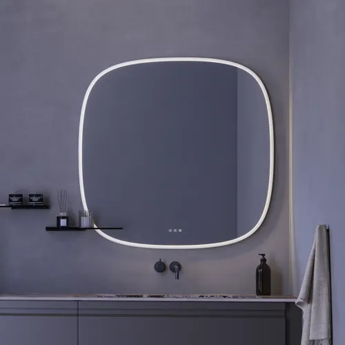 Stor baderomsinspirasjon med grå servantskap med integrert håndtak, stilfull sidemontert vask, kvadratisk speil med avrundede hjørner, vegger i betonglook og rå materialer for et urbant uttrykk