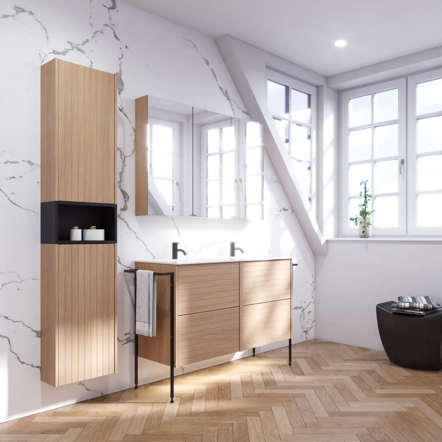 Baderomsinspirasjon med vaskeskap samt overskap i lys eik med lameller, elegant dobbel servant, vakkert speilskap med lys, fiskebensgulv i lyst tre og hvit marmorvegg gir et klassisk, lyst og stilrent uttrykk.