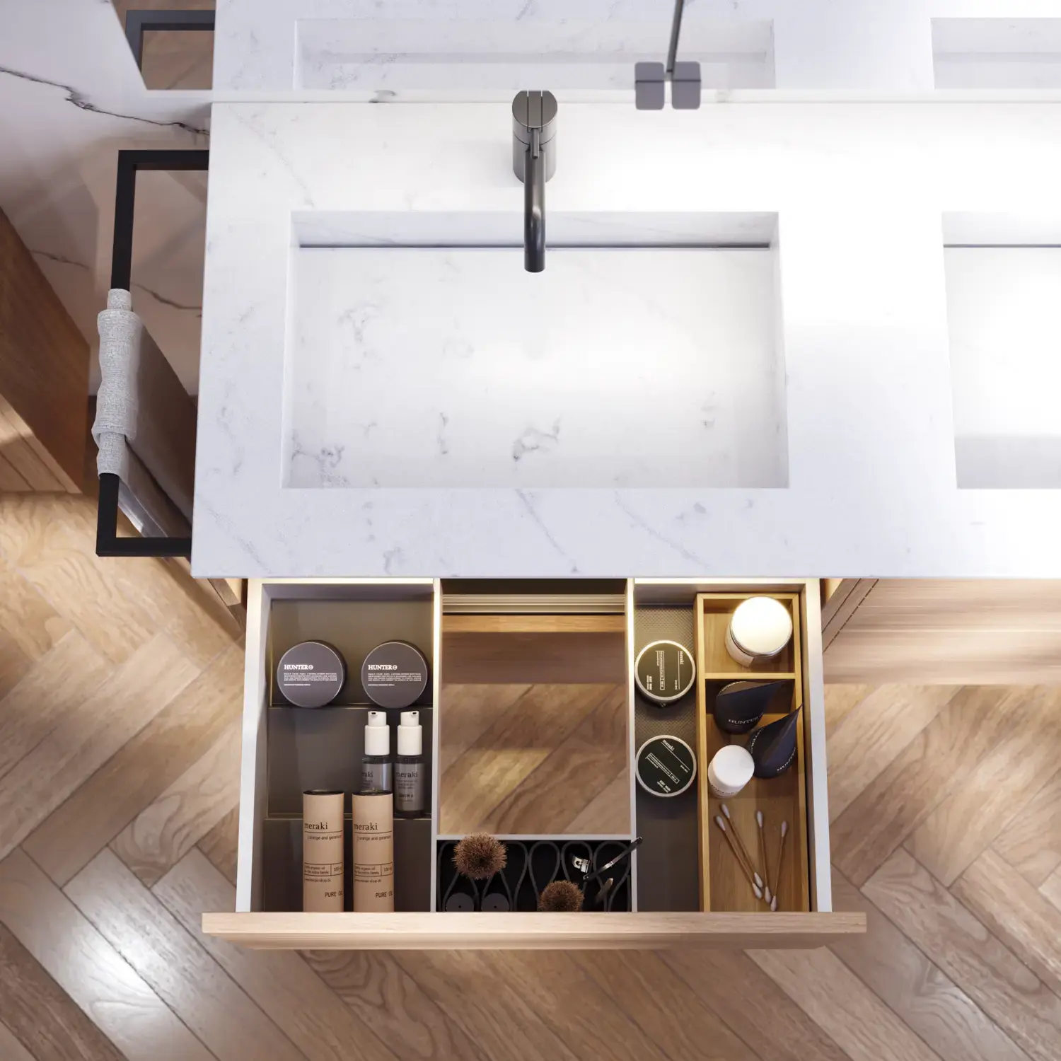 Baderomsinspirasjon med vaskeskap samt overskap i lys eik med lameller, elegant dobbel servant, vakkert speilskap med lys, fiskebensgulv i lyst tre og hvit marmorvegg gir et klassisk, lyst og stilrent uttrykk.