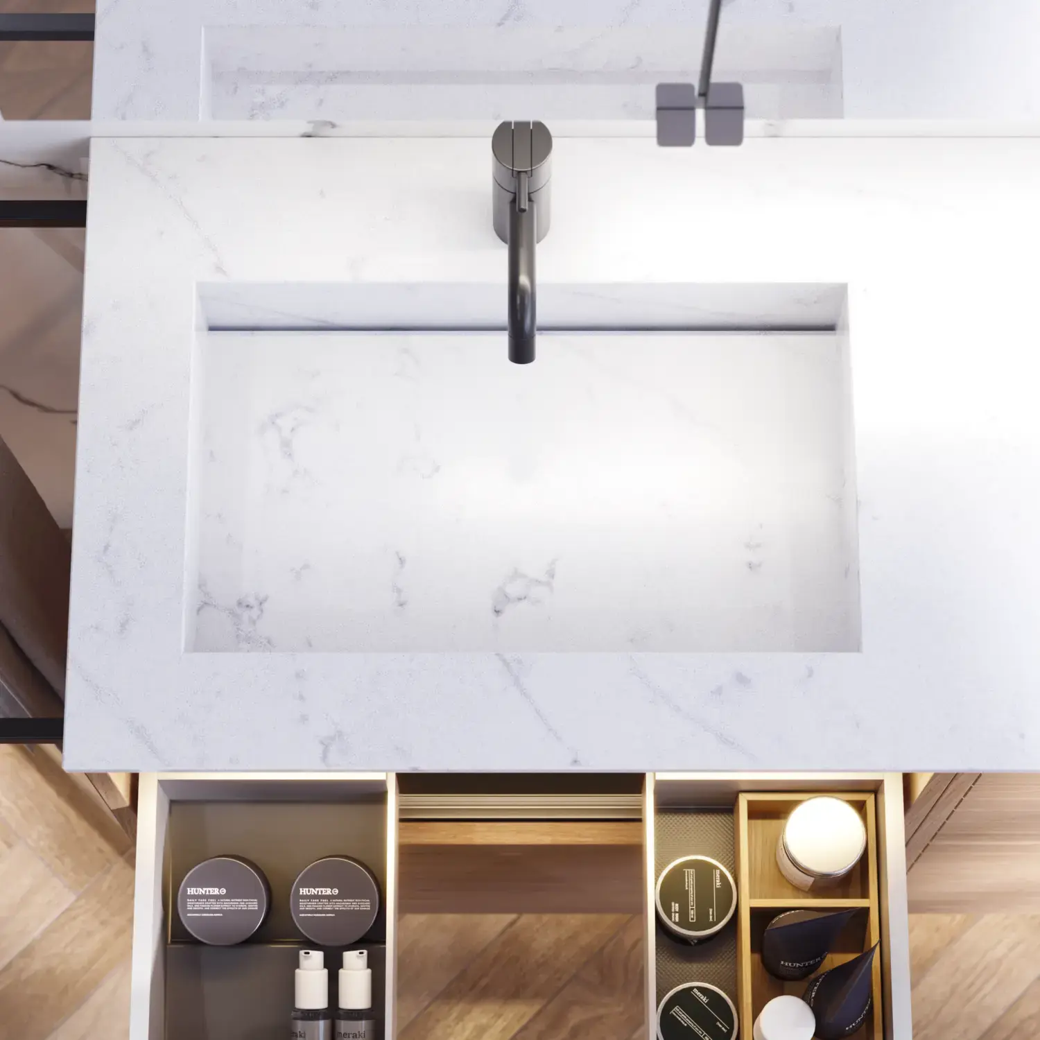 Baderomsinspirasjon med vaskeskap samt overskap i lys eik med lameller, elegant dobbel servant, vakkert speilskap med lys, fiskebensgulv i lyst tre og hvit marmorvegg gir et klassisk, lyst og stilrent uttrykk.