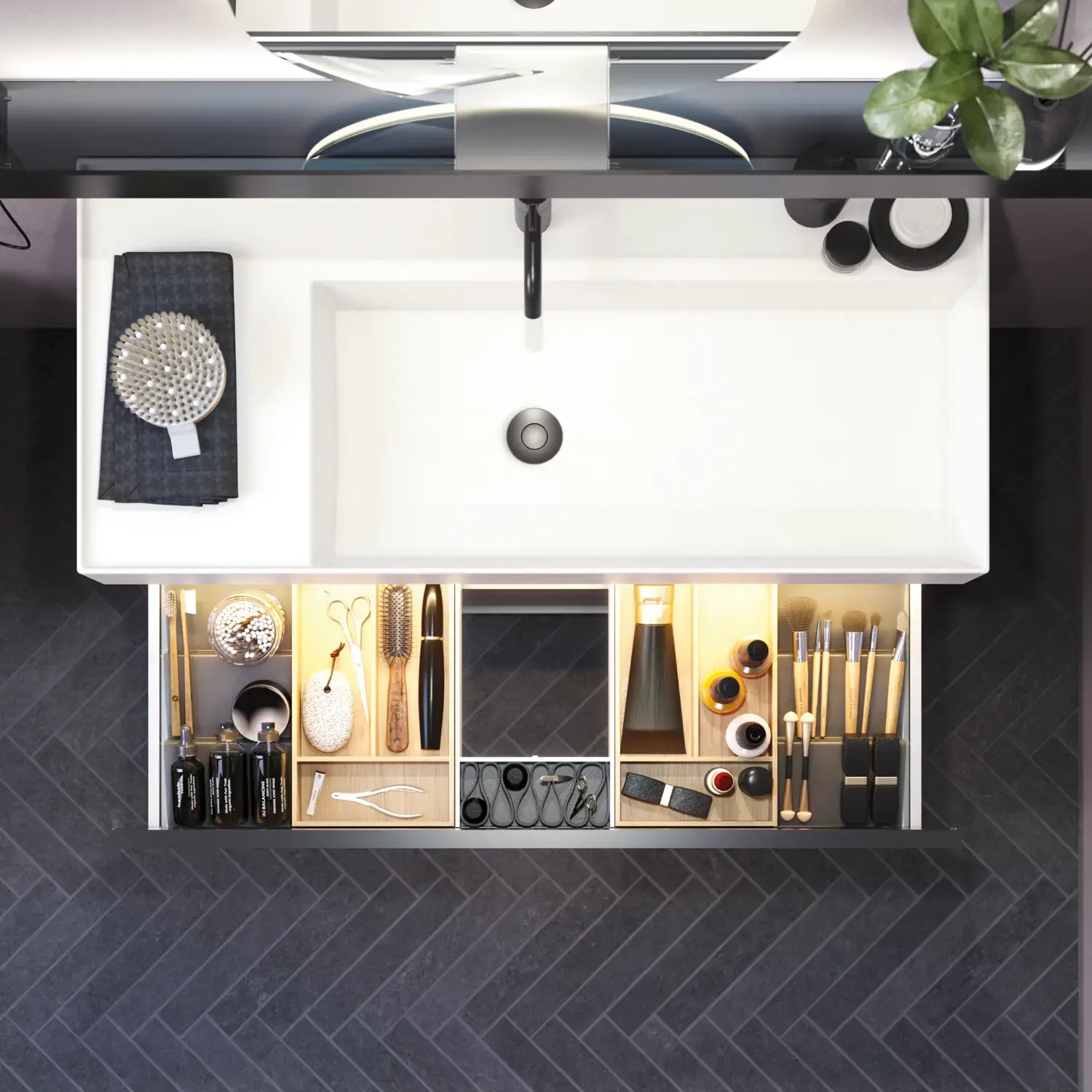 Baderom med skrå vegger inspirasjon, med baderomsmøbler i lilla med elegante rammefronter, flott oval speil med lampe, vakker og praktisk hylle, samt lilla malt vegg og grått fiskebeinsgulv som gir et elegant og moderne uttrykk.